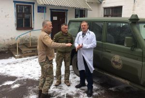 Офіцери привезли дітворі ліки й півтонни солодощів